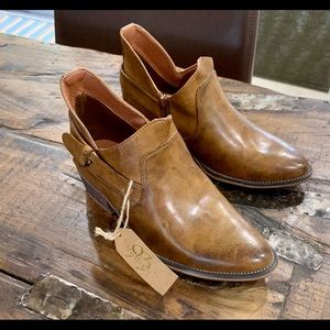 Vintage 93. Light Brown Booties. Size 6